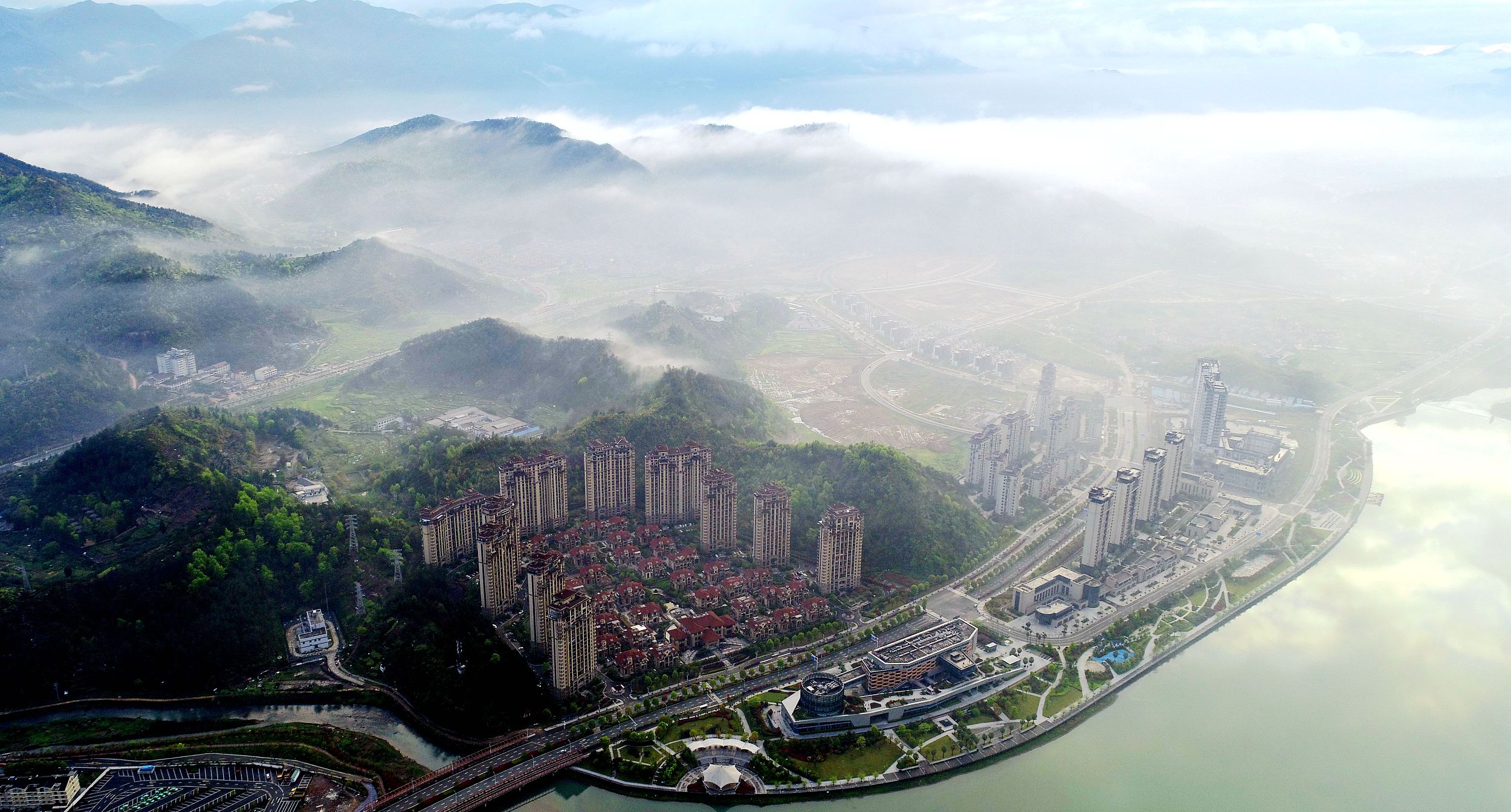 浙江臺州:輕紗薄霧城市宛如仙境